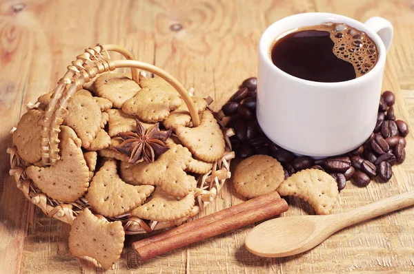 Ozdobny ciasteczka w wiklinowym koszu i kawy — Zdjęcie stockowe