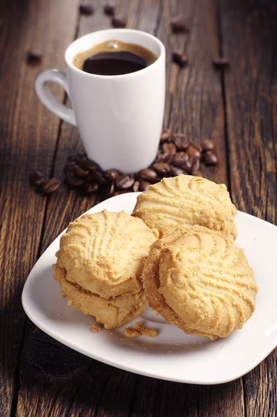 Biscuits dans une assiette et café — Photo