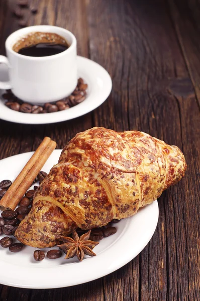 Croissant com queijo e café — Fotografia de Stock