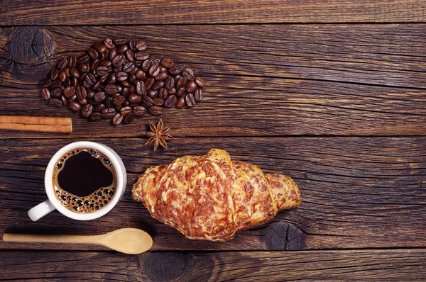 Tasse à café et croissant au fromage — Photo