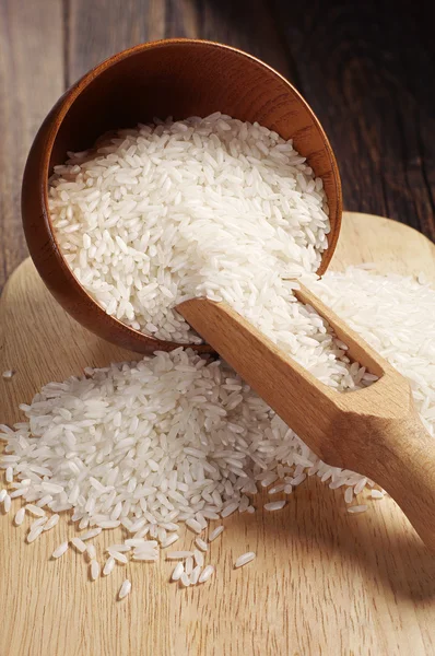 Arroz na tigela e colher — Fotografia de Stock