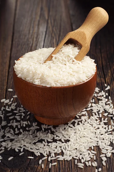 Cuenco y cuchara de madera con arroz — Foto de Stock