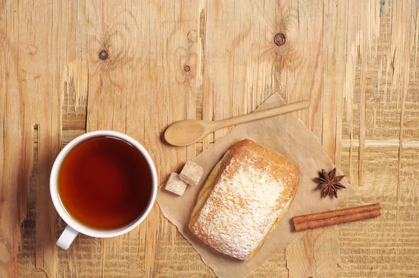 Tea cup and fresh bun — Stock Photo, Image