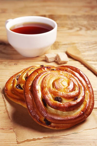 Buns with raisins and tea — Stock Photo, Image