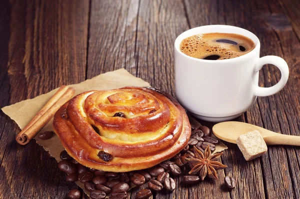 Sabroso bollo y taza de café — Foto de Stock