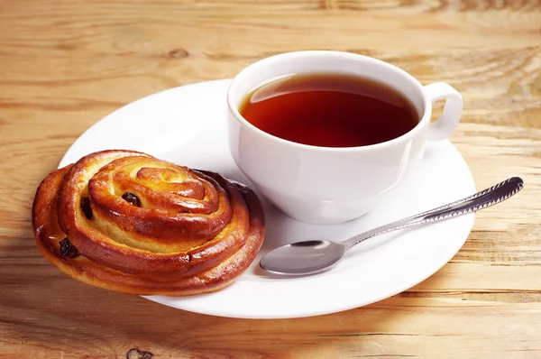 Färska bullar och kopp te — Stockfoto