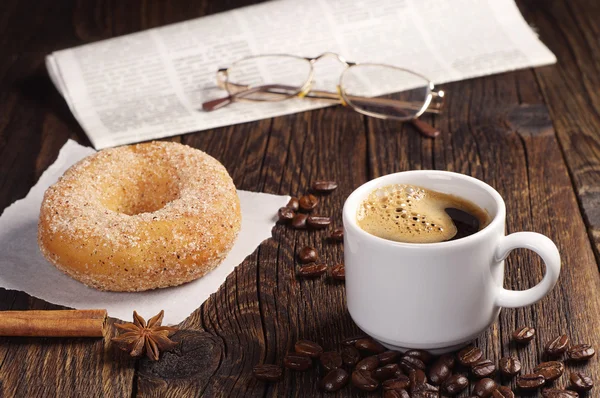 Café com donut e jornal — Fotografia de Stock