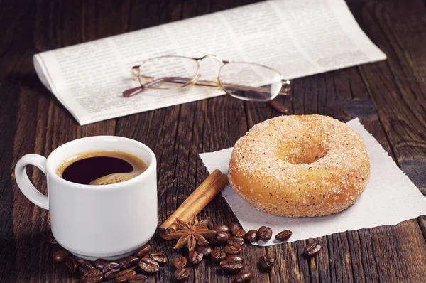 Café, donut e jornal — Fotografia de Stock