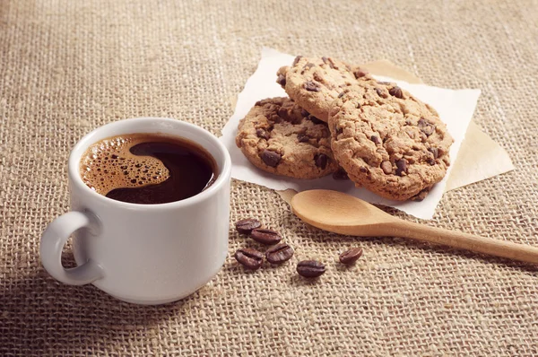 Café e biscoitos com chocolate — Fotografia de Stock