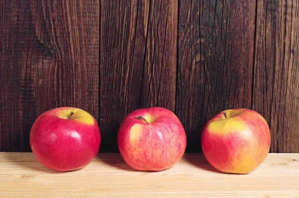 Tres manzanas rojas —  Fotos de Stock