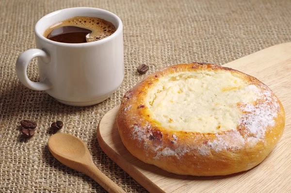 Πίτα με τυρί κότατζ και καφέ — Φωτογραφία Αρχείου