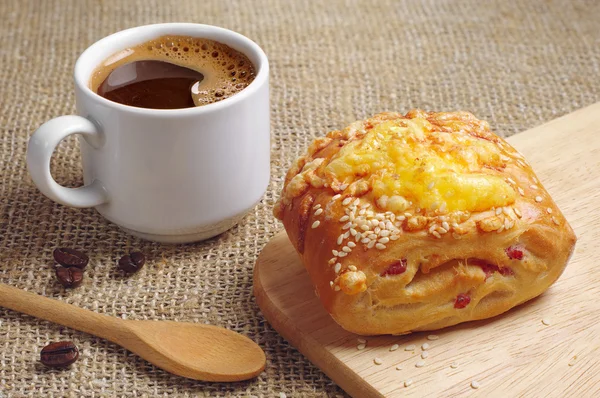 Bun with cheese and coffee — Stock Photo, Image