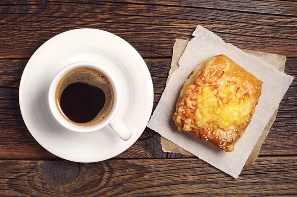 Café e pão com queijo — Fotografia de Stock