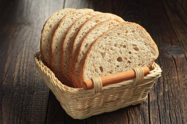 Buğday kepeği sepetin içinde ekmek