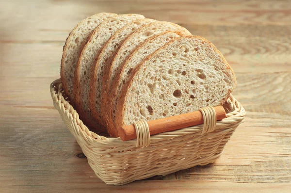Chléb v proutěném koši — Stock fotografie