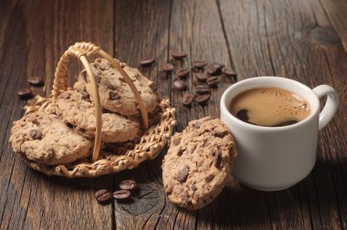 Kahve ve çikolatalı kurabiye.