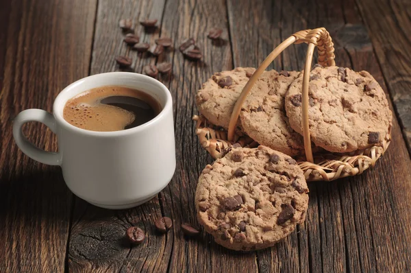 Кофе и печенье с шоколадом — стоковое фото