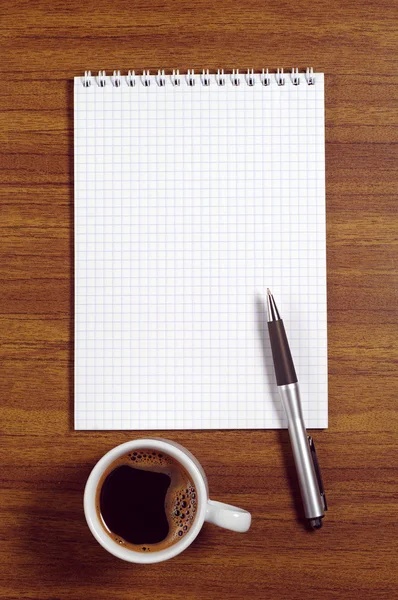 Filiżanka kawy i notatnik — Zdjęcie stockowe