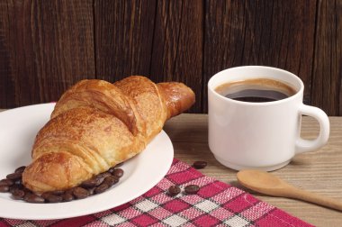 Kahvaltıda kruvasan ve kahve.