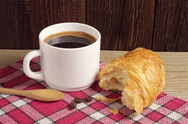 Colazione con caffè e croissant — Foto Stock