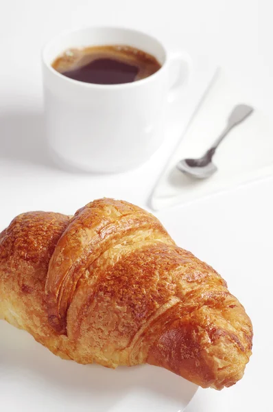 Frühstück mit Croissant und Kaffee — Stockfoto