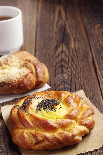 Sweet bun and tea — Stock Photo, Image