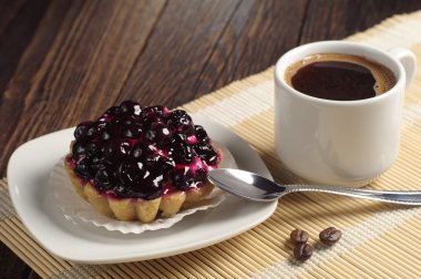 Kahve ve kek ile siyah kuş üzümü 