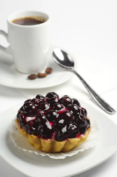 Kuchen mit schwarzen Johannisbeeren und Kaffee — Stockfoto