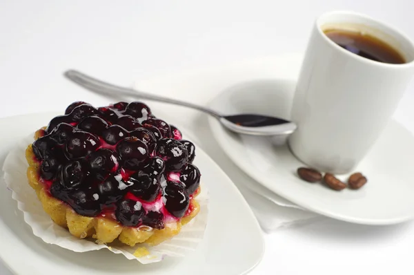 Kuchen mit schwarzen Johannisbeeren und Kaffee — Stockfoto