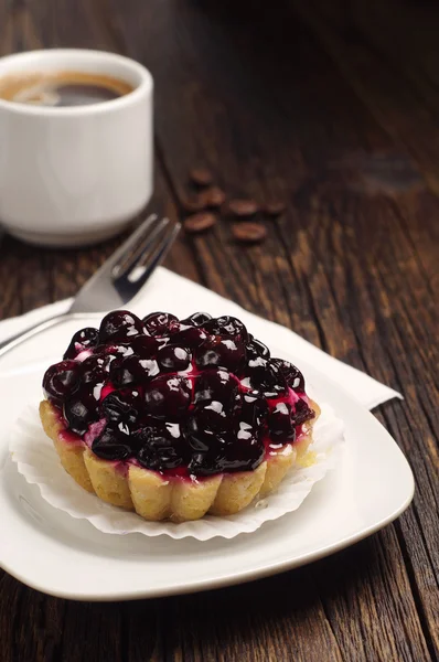 Cake with black currants and coffee cup — Stock Photo, Image