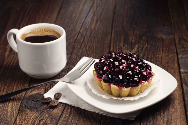 Kahve ve kek ile siyah kuş üzümü — Stok fotoğraf