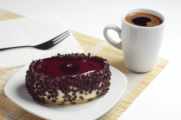 Gâteau au chocolat avec gelée de cerises et café — Photo