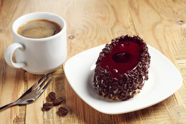 Cake with cherry jelly and coffee — Stock Photo, Image