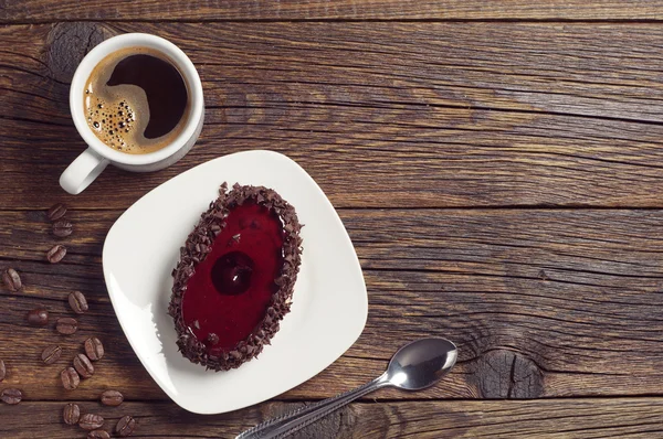 Tazza di caffè e torta con gelatina di ciliegie — Foto Stock