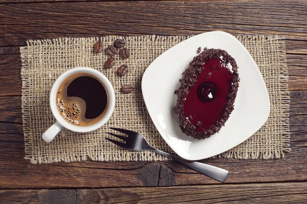 Xícara de café e bolo de chocolate com geleia de cereja — Fotografia de Stock