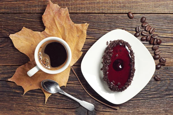 Taza de café y pastel de chocolate con jalea de cereza — Foto de Stock