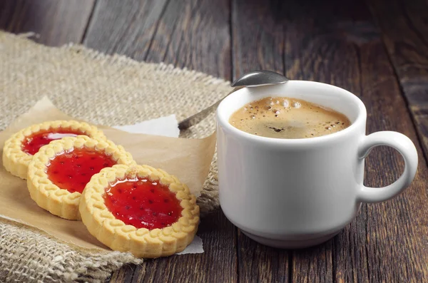 Káva a sušenky s džemem — Stock fotografie