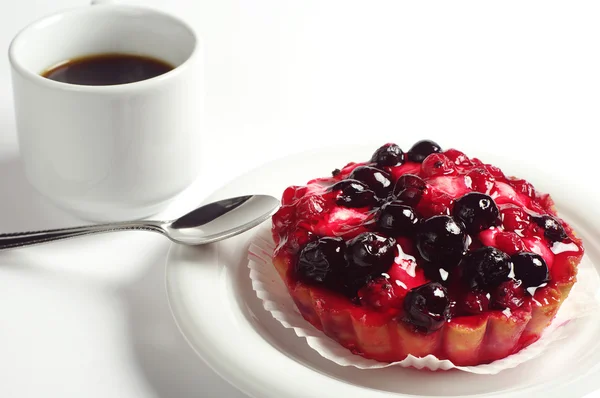 Cake with berries and coffee — Stock Photo, Image