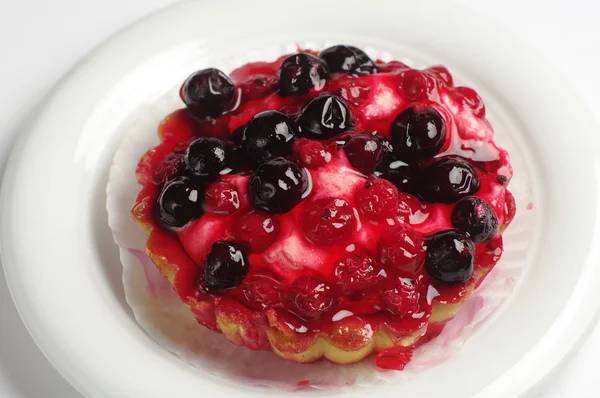 Cake with black and red currants — Stock Photo, Image