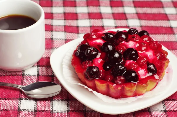 Pastel con bayas y café — Foto de Stock