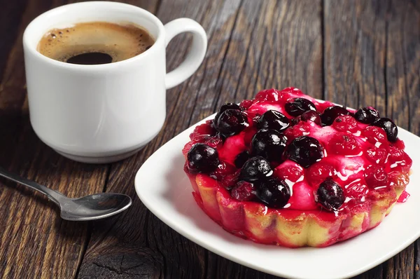 Café y pastel con grosellas —  Fotos de Stock