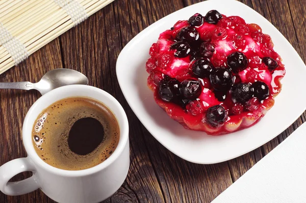 Café et gâteau savoureux aux baies — Photo