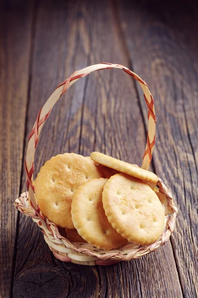 Cracker-Kekse im Korb — Stockfoto