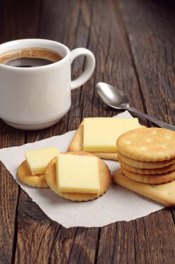 Peynir ve kahve ile kraker