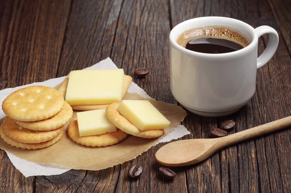 Sušenka sušenky se sýrem a káva — Stock fotografie