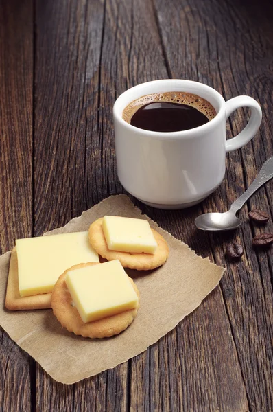 Crackers met koffiekopje — Stockfoto