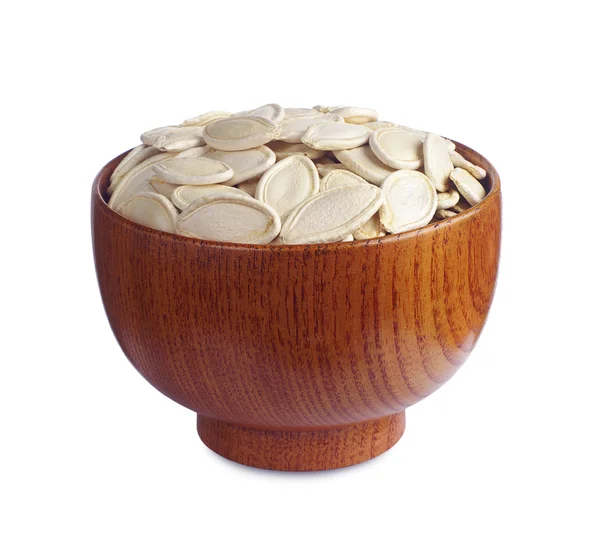 Семена тыквы в деревянной чаше — стоковое фото