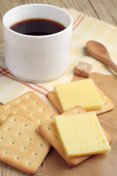 Cracker mit Käse und Kaffee — Stockfoto