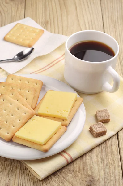 Cracker-Kekse mit Käse und Kaffee — Stockfoto