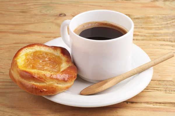 Coffee and bun with jam — Stock Photo, Image